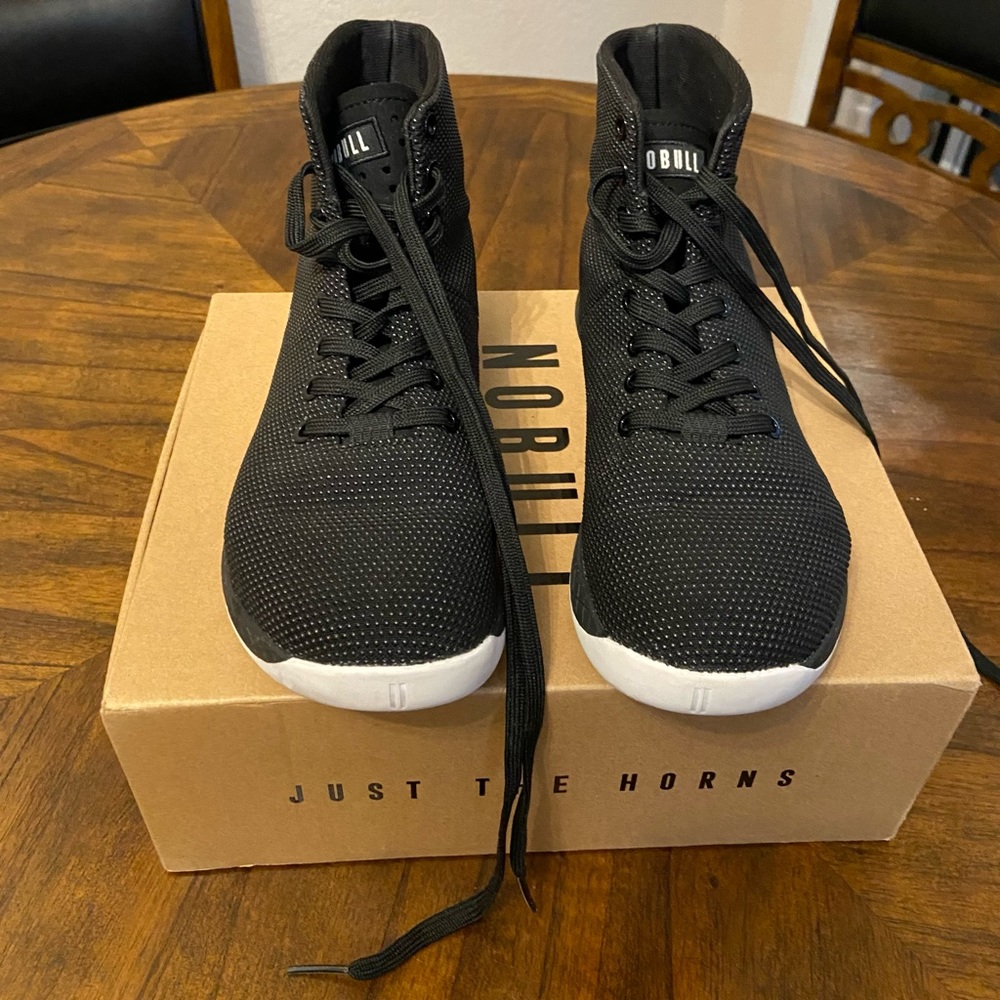 NoBull size 9 in woman and 7.5 in men, black in color high top training shoe!